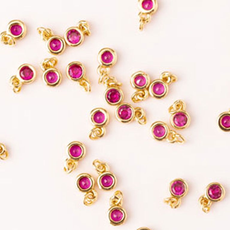 Charm cupru placat auriu rotund 4 mm zirconiu fucsia - 4 buc I Magazinuldepietre.ro