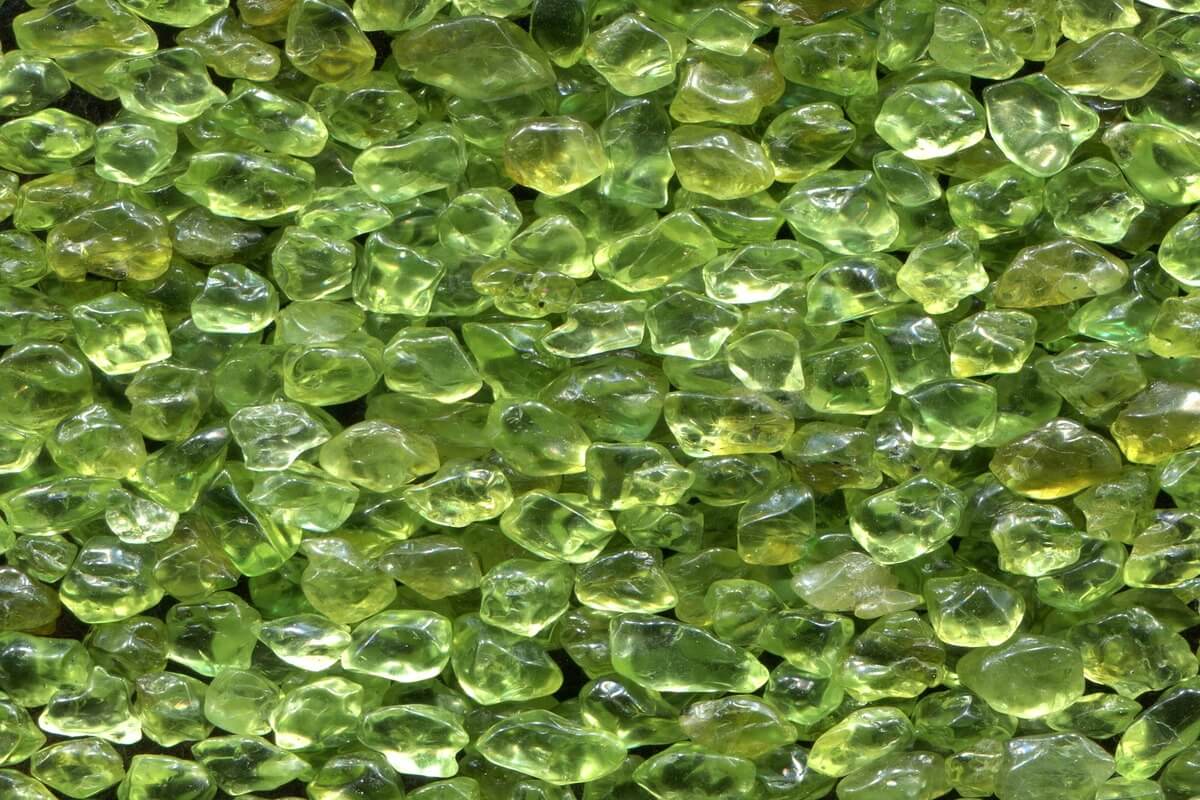 1. Cristale aducatoare de bani si de energii pozitive (peridot)